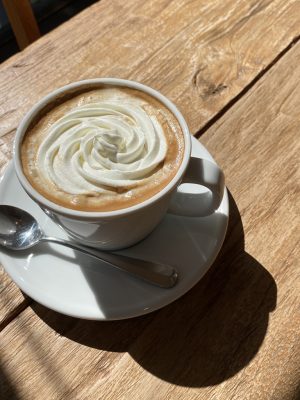 Cafe38（カフェ38）冬のホットメニュー　カフェラテ（生クリームトッピング）