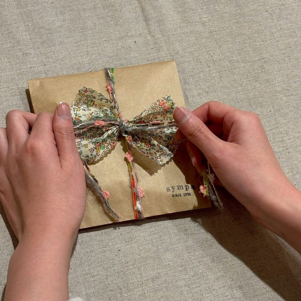 伊藤店長が一つひとつ仕上げるギフトラッピングの様子