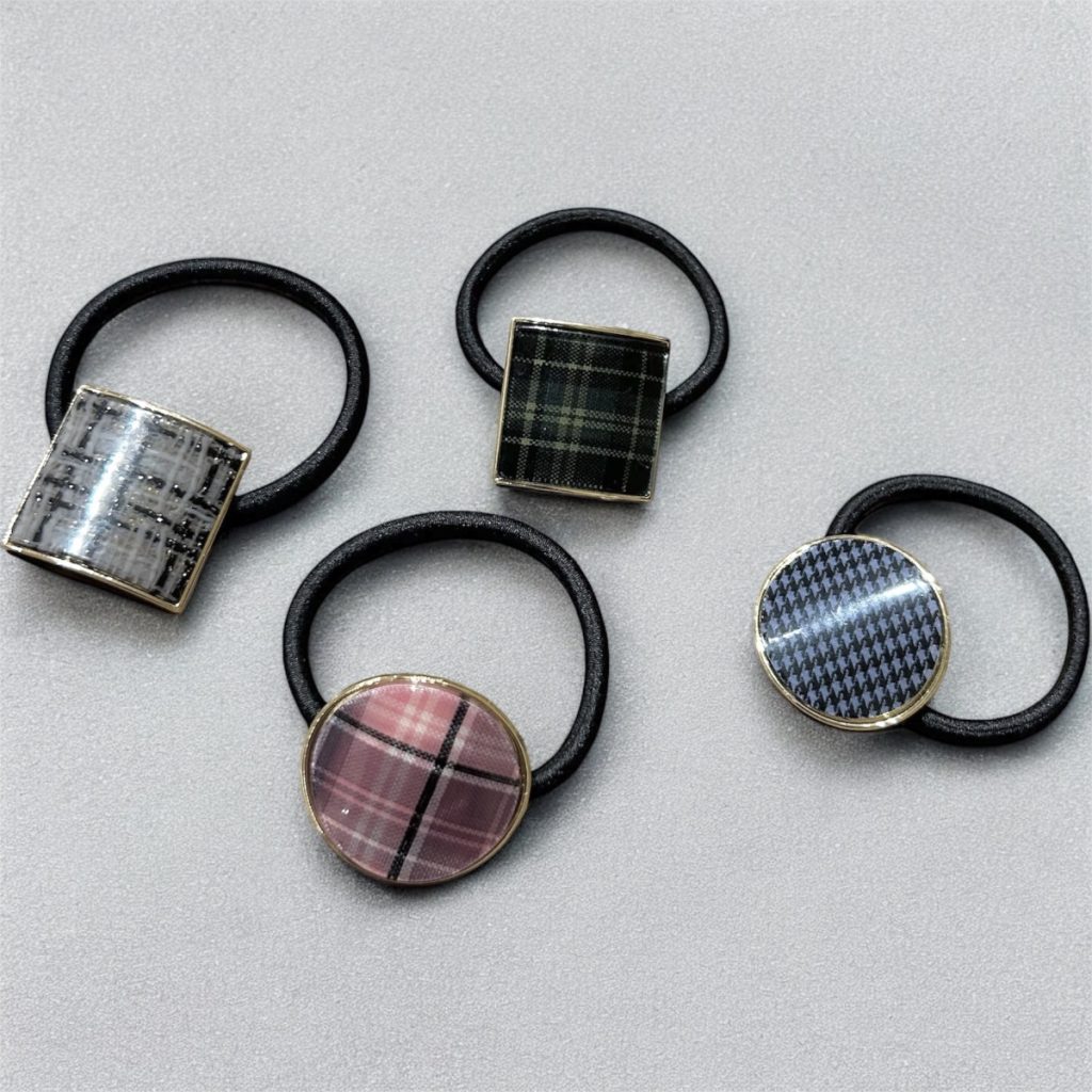 季節感のあるファブリック付きのヘアゴム